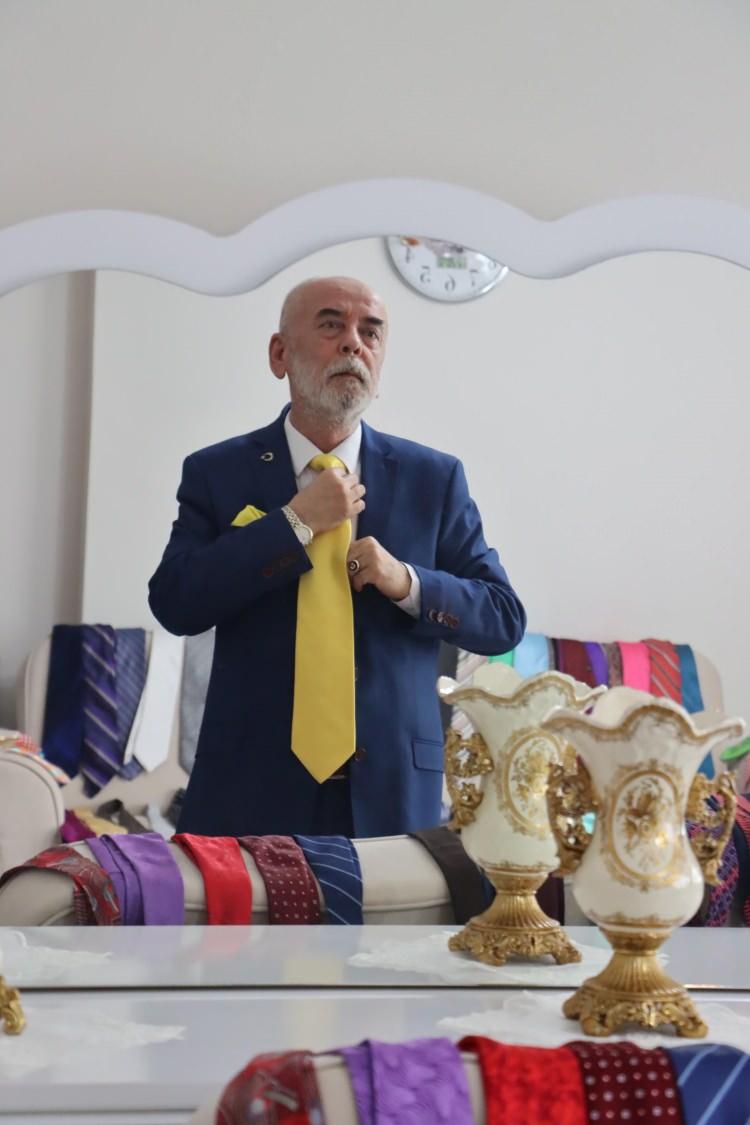 <p>O yüzden ben bu kravatları elbisenin nüfus cüzdanı olarak kabul ediyorum, öyle tezahür ediyorum kravatları. Bu bende bir zevk haline gelmiş. Zevkimin kravat olduğunu bilen dostlarımız da bana sürekli kravat hediye ederler.” </p>
<p> </p>