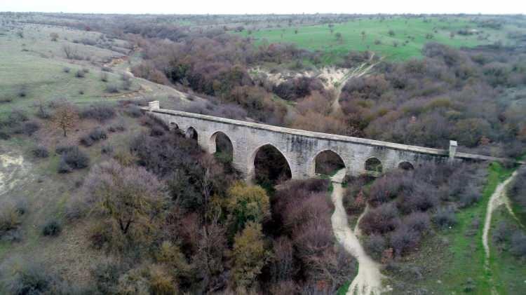 <p>Yıllar boyunca da definecilerin tahribatı yoğun olarak kendisini göstermektedir. Daha önceki yıllarda bu kemer ve civarındaki diğer kemerler üzerinde yapılmış olan temizlik çalışmalarında biz de bulunduk ve bunların bazılarına öncülük ettik ama şu an görüldüğü gibi bunlar kendi kaderine terk edilmiş durumda. Bu kemerler esasında Edirne tarihi için olduğu kadar Trakya ve Türkiye tarihi, hatta Balkanlar tarihi için de çok önemli eserler arasında yer alıyor" dedi.</p>
<p> </p>
<p> </p>