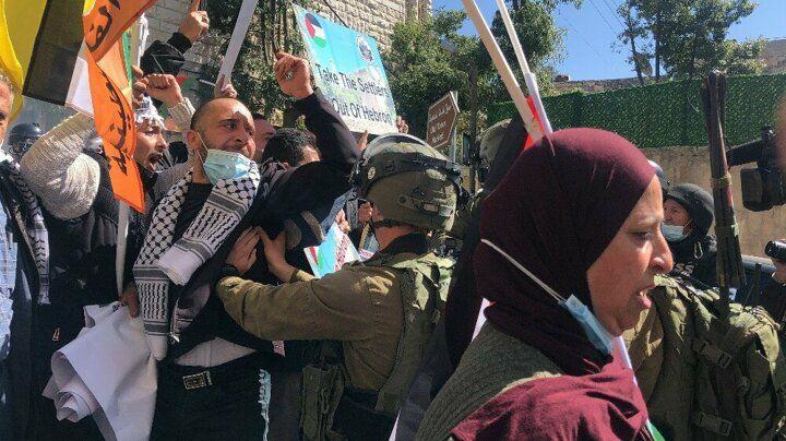 <p>Onlarca Filistinli gazdan etkilenirken İsrail güçleri, Filistinli göstericilerin Al-Shuhada Caddesi’ne ulaşmasını engelledi.</p>

<p> </p>
