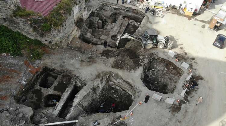 <p>Trabzon’un Ortahisar ilçesinde otopark projesinin yapılmak istendiği alanda yapılan kazı çalışmasında Roma dönemine ait olduğu tespit edilen yapılar ortaya çıktı.<br />
 </p>
