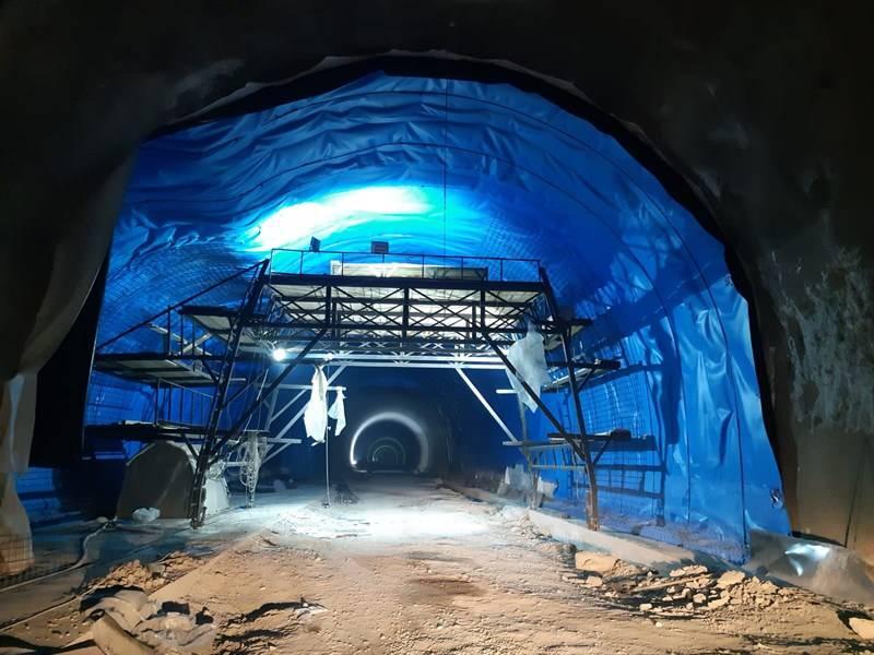 <p>Yıllardır yapımı tartışılan tünel için Ulaştırma ve Altyapı Bakanlığı'nca 5 bin 900 metre uzunluğunda çift tüplü Eğribel Tüneli Projesi hazırlandı. Giriş kotu bin 860 metre, çıkış kotu ise yüzde 2,86 eğimle bin 720 metre olacak 5 bin 900 metre uzunluğundaki çift tüp tünel ile güzergah, 6,5 kilometre kısalacak ve seyahat süresi 25 dakika azalacak. </p>
