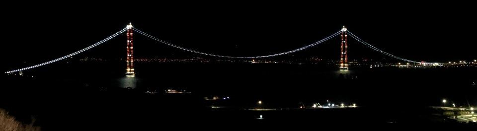 <p>Dünyanın en büyük orta açıklıklı asma köprüsü olma özelliği taşıyan 1915 Çanakkale Köprüsü’nün tamamlanmasıyla, Marmara Bölgesi ile Kuzey Ege’yi birbirine bağlayacak. Kınalı- Tekirdağ- Çanakkale- Savaştepe Otoyolu Projesi’nin bitmesiyle de Avrupa’dan Türkiye’nin güneybatısına, kesintisiz erişim sağlanmış olacak.</p>
<p> </p>