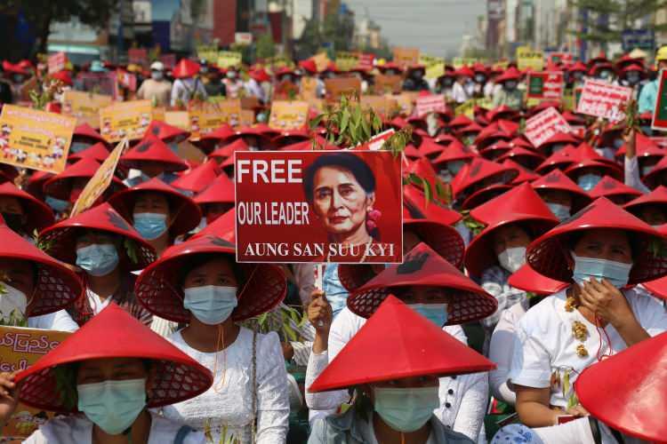 <p>Myanmar'da ordunun 1 Şubat'ta yönetime el koymasının ardından başlayan darbe karşıtı protestolarda bilanço artıyor. Ülkenin farklı noktalarında bugün devam eden gösterilerde polis protestoculara ateş açarken, gösterilerde en kanlı gün yaşandı. </p>
