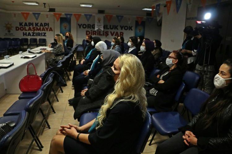 <p>Konyaaltı ilçesinin kozmopolit bir ilçe olduğuna değinen Konyaaltı İlçe Kadın Kolları Başkanı Esra Karababa, Ksenia Selin Akkanat’ın haberi sonrası yoğun bir ilgi gördüklerini ifade ederek, "Yabancı aynı zamanda Türk vatandaşı olan kadınlarımızın partimize üyeliklerini gerçekleştirdik. Konyaaltı kozmopolit bir ilçe, oldukça fazla yabancı uyruklu insan yaşıyor. Yabancı olup Türk vatandaşı olarak yaşayan kadınlarımız var. Onların ihtiyaçlarını, dileklerini, sorunlarını dinlemek üzere yola çıktık. Üyelerimizin çoğunluğunu Rusya, Azerbaycan ve Ukrayna vatandaşlarımız oluşturuyor. Yapılan haberin ardından yoğun bir ilgi gördük” dedi.</p>