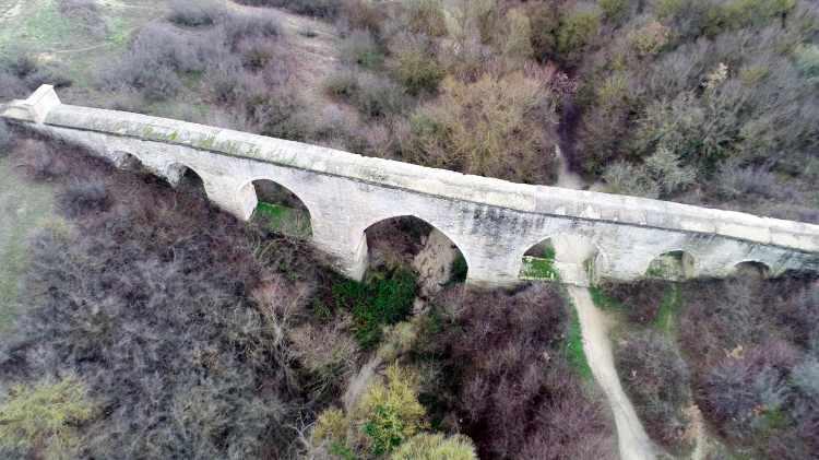 <p>Bu kemerin, takip ettiği uzun bir hat boyunca buraya geldiğini biliyoruz. Daha yukarıdaki köylerde bunların civarında bu 7 göz kemeri ile bağlantılı olarak yapılmış değişik kemerler mevcut. Maalesef yıllar boyu bu bölgelerde unutulmuşluğun içerisinde kalmış kemerler arasında yer alıyor burası. </p>