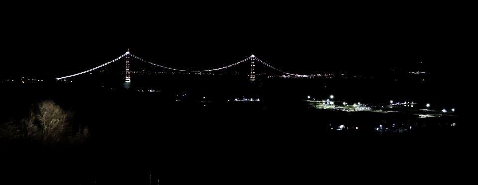 <p>Avrupa’dan Türkiye’nin güneybatısına kesintisiz erişim<br />
Toplam 324 kilometrelik uzunluğa sahip olan Kınalı-Tekirdağ-Çanakkale-Savaştepe Otoyolu Projesinin 4,6 kilometrelik kısmını 1915 Çanakkale Köprüsü, 83,4 kilometrelik kısmını ise Malkara-Çanakkale arasındaki otoyol oluşturuyor. </p>