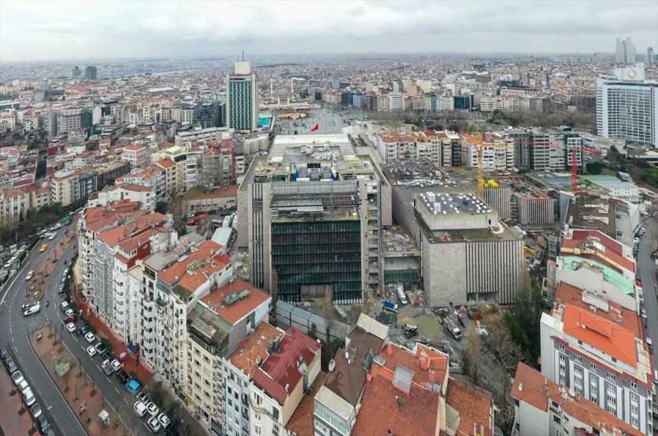 <p>Bina dışı ve çatı işleri tamamlanan AKM'nin yüzde 86'sı bitti. Hareketli sahne ve opera salonunun yapımında da sona yaklaşılan merkezin ahşap kaplama çalışmaları ile sahne sisteminde kullanılacak motorların montajı ise sürüyor. </p>

<p> </p>
