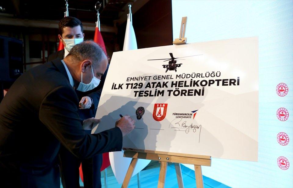 <p>Bugüne kadar teslimi yapılan T-129 helikopterlerin yakın dönemde güvenlik güçlerinin operasyonlarında etkin rol oynadığını, sahip oldukları yeteneklerle bir kuvvet çarpanı olduğunu dile getiren Demir, şu değerlendirmelerde bulundu:</p>

<p> </p>
