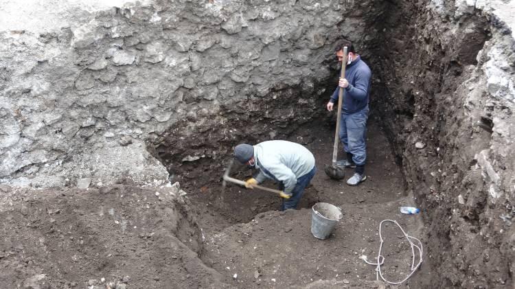 <p>Sur duvarının yaklaşık 2 metre derinlikte sona erdiğini tespit etik. İç yüzünün çok düzgün olması bize ilk aşamada burada bir mimari mekan olabileceği fikrini aklımıza getirdi. </p>
