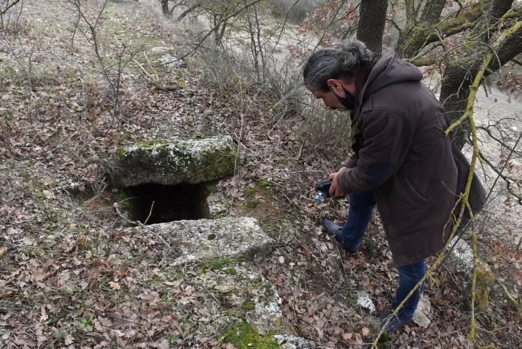 <p>Edirne'nin merkeze bağlı Küçükdöllük köyünde bulunan ve 7 kemerler olarak bilinen yapıda, kaçak kazı ile define arayanlar yapının taşlarını kırarak büyük zarar verirken, hala kullanılır durumda bulunan su yollarının da kapak taşları kırıldığı görüldü. </p>
