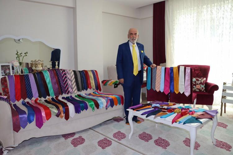 <p>İskenderun ilçesinde yaşayan emekli Duran Aydın, 300 kravatlık koleksiyonu ve her gün taktığı çeşit çeşit kravatlarla çevresinde şık bir kişi olarak tanınıyor. </p>
