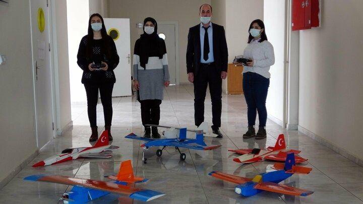 <p>Erciş'te yaşayan &Ouml;zel Erciş Final Okulları Koleji'nde 11'inci sınıf &ouml;ğrencisi Elif Ayan (16) televizyondan izlediği TEKNOFEST yarışmalarından etkilenince model u&ccedil;ak yapmaya karar verdi. Bu fikrini de okulun Kimya &Ouml;ğretmeni Kadir Karakaş'la paylaşınca, ikili birlikte harekete ge&ccedil;ti.</p>
