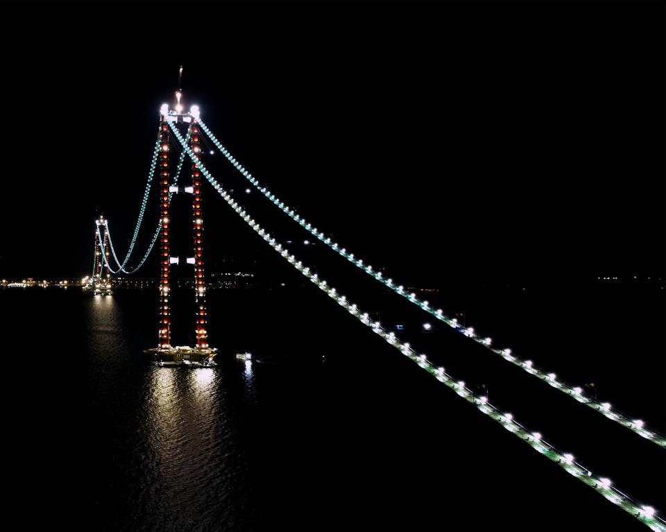 <p>Simgelerin köprüsü olan ve yüzyılın projesi olarak adlandırılan 1915 Çanakkale Köprüsü’nün gece görünümü drone ile havadan görüntülendi. </p>
