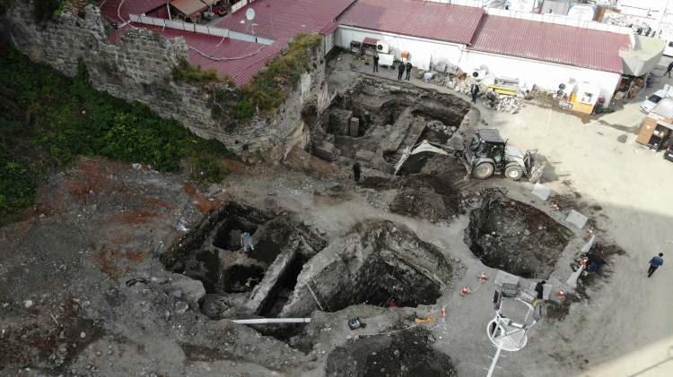 <p>Toprağın 4 metre altında kalan yapılar için 20 gündür süren kazı çalışmalarında Kral Hadrianus dönemine ait şehrin ilk surunun güneydoğu köşesine ait kalıntılar, Roma kralı Justinyanus dönemine ait milattan sonra 6. yüzyıl olarak tarihlendirilen sur duvarının bir bölümü ve Geç Bizans dönemi olarak bilinen 1460 yılına tarihlendirilen hendek duvarı ortaya çıktı. </p>
