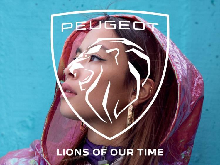 <p>Logo üzerindeki amblem, aslan, aynı zamanda güçlü ve içgüdüsel bir marka olmayı yansıtıyor. Yeni logo, Peugeot'nun dün ne anlama geldiğini, Peugeot'nun bugün ne anlama geldiğini ve Peugeot'nun yarın ne anlama geleceğini somutlaştırıyor.<br />
<br />
Marka, son 10 yılda, tüm ürün gamı yenilendi ve sınıf atladı. Bunun yansıması olarak 2021 yılında Peugeot e-Expert ve 2019 yılında Partner ile "Yılın Uluslararası Ticari Aracı" ve üç kere "Yılın Otomobili" (2014 yılında Peugeot 308, 2017 yılında Peugeot SUV 3008 ve 2020 yılında Peugeot 208) seçilerek başarısını perçinledi. Peugeot, hem binek otomobiller hem de hafif ticari araçlarıyla elektrikli bir ürün gamı oluşturdu.</p>

<p><br />
<strong>İŞTE PEUGEOT LOGOSUNUN SERÜVENİ;</strong></p>
