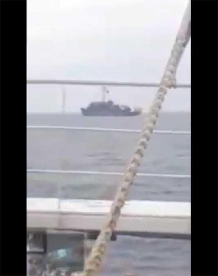 <p>Çeşme araştırma gemisinin cep telefonuyla çekilmiş görüntülerini yayınlayan Yunan medyası, Midilli, İskiri ve Limni arasındaki faaliyetlerin Atina'da kırmızı alarm verilmesine yol açtığını bildiriyor.</p>

<p>​</p>
