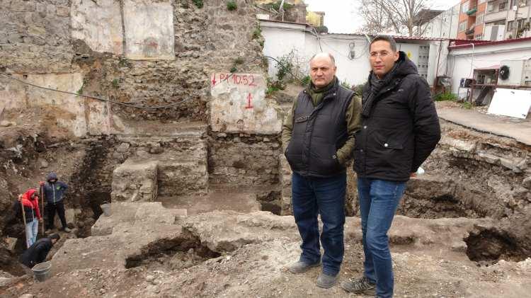 <p>Hadrianus zamanında Trabzon’un önemli imar faaliyetlerine sahne olduğunu biliyoruz. Kısa ve dar kapsamlı çalışmada ilk önemli keşfimiz Hadrianus dönemine ait olduğu. Sur duvarının doğu kısmında bir hendek duvarı söz konusu. Kısmen tahrip olmuş çok yapılaşma geçirmiş. </p>
