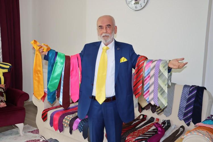 <p>Elbise çok kaliteli bir kumaştan olabilir ama kravat olmazsa, yanında mendil olmazsa olmaz. Elbisenin bütün güzelliğini bence kravat ortaya çıkarıyor. </p>