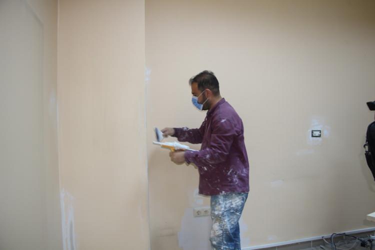 <p>Diyarbakırlı boya ustası Ozan G&uuml;zel, Bing&ouml;l'&uuml;n Karlıova İl&ccedil;e Devlet Hastanesi'nde &ccedil;alışan kardeşi Oktay G&uuml;zel'le telefonda g&ouml;r&uuml;ş&uuml;rken, 4 katlı ve 50 yataklı hastanenin boyatılacağını &ouml;ğrendi.&nbsp;</p>
