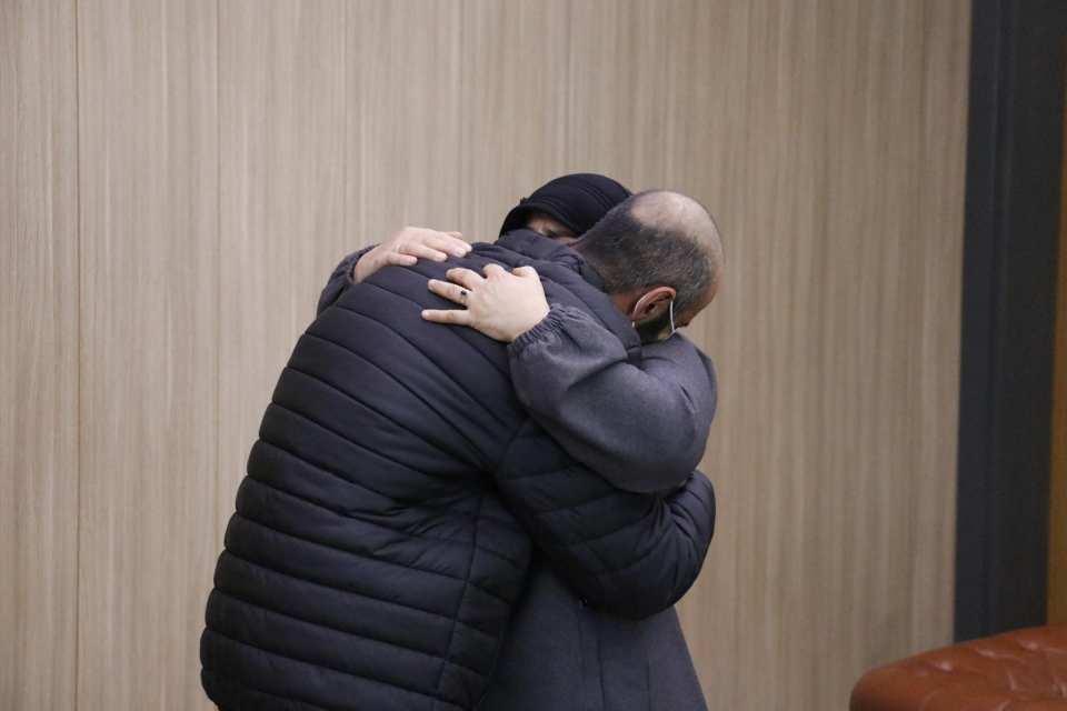 <p>Mardin İl Emniyet M&uuml;d&uuml;rl&uuml;ğ&uuml; ekipleri, PKK'lı ter&ouml;ristlerin ikna &ccedil;alışmalarıyla teslim olmalarını sağlamaya y&ouml;nelik &ccedil;alışmalarını s&uuml;rd&uuml;yor.&nbsp;</p>
