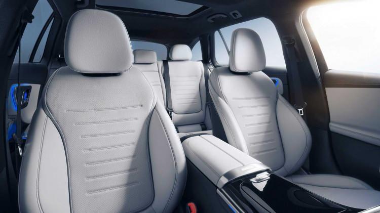 <p><span style="color:#FF8C00"><strong>Müzik akışı: Milyonlarca şarkı seçme özgürlüğü</strong></span></p>

<p>Mercedes-Benz, “Online Müzik” hizmeti ile en büyük müzik akış sağlayıcılarını MBUX bilgi-eğlence sistemine entegre ediyor. MBUX, bağlantılı müzik sağlayıcısındaki kişisel kullanıcı profiline erişim sağlıyor. Bu sayede müşteri, sadece en sevdiği şarkılara ve kendi çalma listelerine kolayca ulaşmakla kalmıyor, aynı zamanda milyonlarca şarkıyı ve seçilmiş çalma listesini de keşfetme fırsatı buluyor.</p>
