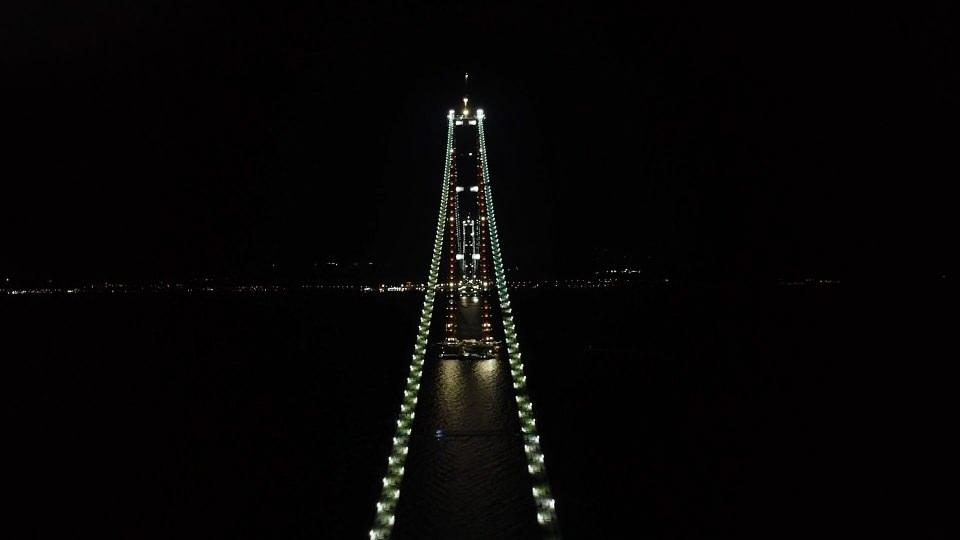 <p>Dünyanın en büyük orta açıklıklı asma köprüsü olan 1915 Çanakkale Köprüsü’nde çalışmalar tüm hızıyla sürüyor. Ekonomik ve stratejik açıdan büyük bir öneme sahip olan köprünün geçen ay tamamlanan ‘kedi yolu’ndaki ışıklandırmalar geceyi aydınlatarak estetik bir görünüm sağlıyor.<br />
 </p>
