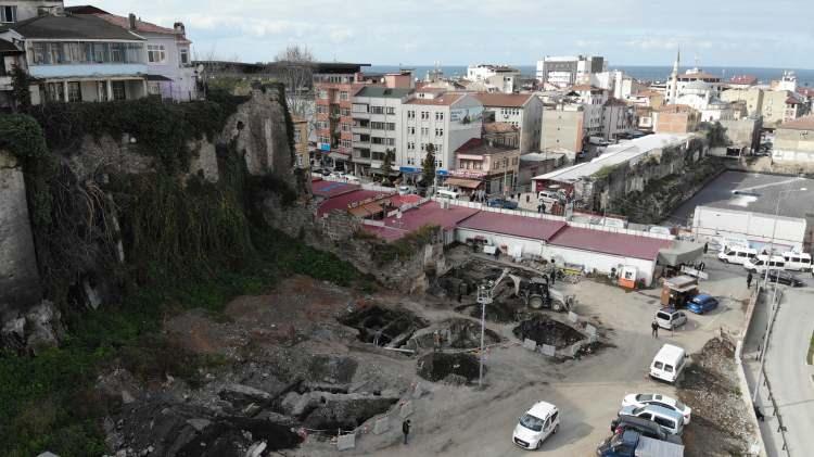 <p>20 gündür aralıksız çalışıyoruz. Bu çalışmalar zor ilerliyor. Bu saha bir iskan sahasıydı. Özellikle Osmanlı’nın son döneminden itibaren Cumhuriyet’in ilk yıllarına kadar yoğun bir şekilde iç içe geçmiş bir yapılaşma söz konusu. </p>
