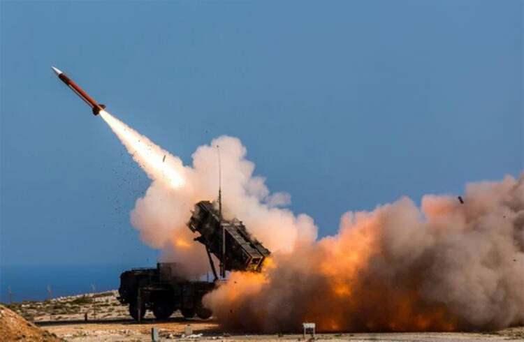 <p>Yunanistan Dışişleri Bakanı Nikos Dendias, Atina ve Riyad yönetimlerinin Suudi Arabistan'ın elindeki Patriot füze savunma bataryalarının satın alınması için bir anlaşma imzalayacağını açıkladı. Yunan medyası, Dendias'ın kısa süre içinde Riyad'a uçacağını ve söz konusu anlaşmaya imza koyulacağını yazdı. Haberlere göre, Patriot transferi Suudi Arabistan Dışişleri Bakanı Faysal bin Ferhan'ın Atina ziyaretinde gündeme geldi.</p>

<ul>
</ul>
