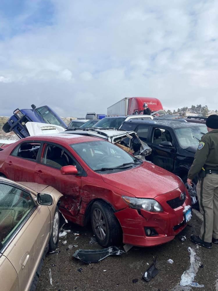 <p>ABD’nin Montana eyaletinde kötü hava koşulları nedeni ile 30’dan fazla aracın karıştığı zincirleme trafik kazası meydana geldi. Kazada ilk belirlemelere göre 1’i ağır 2 kişi yaralandı.</p>
