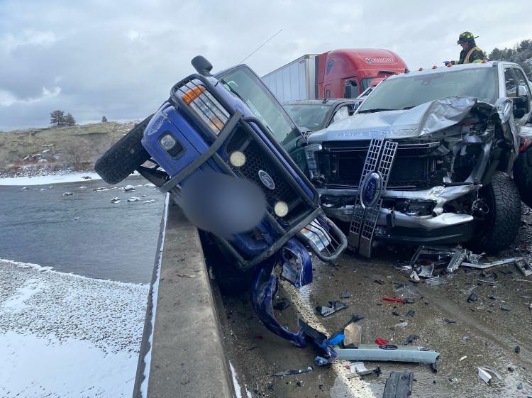 <p>Montana Adalet Bakanlığı Sözcüsü Kyler Nerison ABD basınına verdiği demeçte, kazanın nedeninin ani bir kar fırtınası sonucu görüş mesafesinin sıfıra inmesi olduğunu öne sürdü. Kazaya karışan Bella Contreraz ABD basınına verdiği demeçte ise, kaza hakkında “Çarpışan arabalar gibiydi” dedi.</p>