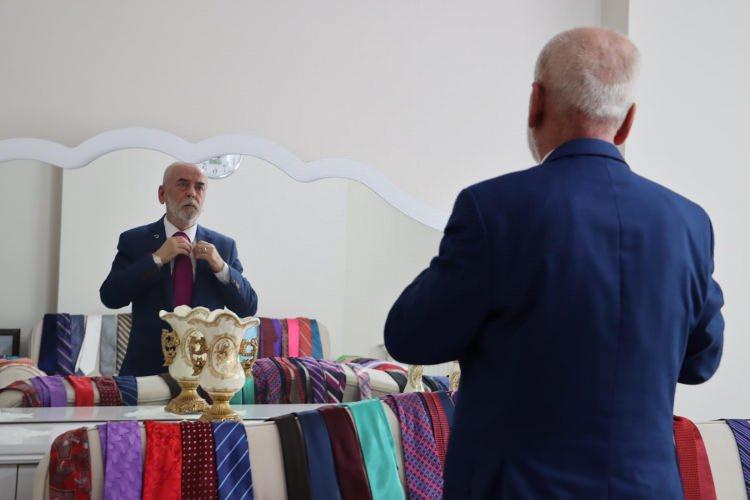 <p>Öğleden önce, öğleden sonra veya akşam bir davete gideceksem hepsinde farklı kravat taktığım oldu. Bu kravatlar arasında halen takmadığım kravatlar var. </p>