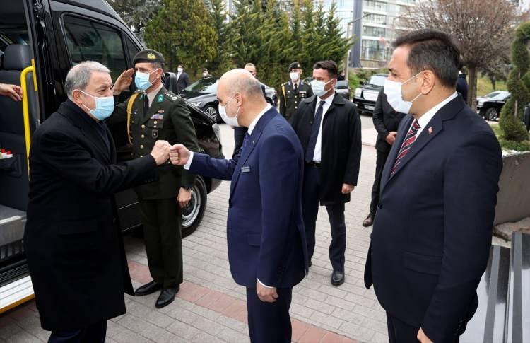 <p><strong>KOMUTA KADEMESİ ÇIKARMA YAPTI</strong></p>
<p>Milli Savunma Bakanı Hulusi Akar, beraberinde Genelkurmay Başkanı Orgeneral Yaşar Güler, Kara Kuvvetleri Komutanı Orgeneral Ümit Dündar, Deniz Kuvvetleri Komutanı Oramiral Adnan Özbal ve Hava Kuvvetleri Komutanı Orgeneral Hasan Küçükakyüz ile Havelsanda incelemelerde bulundu. </p>