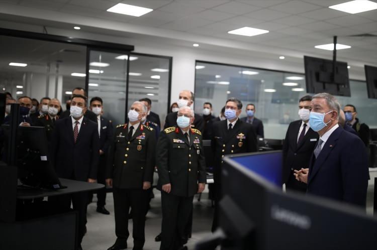 <p>Milli Savunma Bakanı Hulusi Akar, Havelsan tarafından geliştirilen teknolojileri dikkatle inceledi.</p>