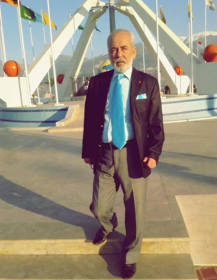 <p>Tespihimden çakmağıma, kravatıma kadar kıyafetlerimin bir uyum içerisinde olmasını isterim, öyle giyerim, rastgele şunu giyip gideyim asla demem” diye konuştu.</p>
<p> </p>