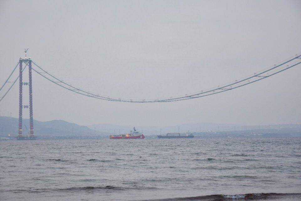 <p><strong>İstanbul Boğazı geçişine yeni bir alternatif oluşacak</strong><br />
<br />
İstanbul’un, Avrupa ve Anadolu arasında üstlendiği ağır transit trafik yükü hafifleyecek. Batı Anadolu boyunca halen İstanbul merkezli Batı-Doğu aksı üzerinde yoğunlaşan trafik yükü Marmara Denizi’nin batı kıyısından güney yönüne doğru dengelenecek. </p>