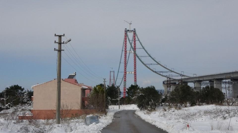 <p><strong>18 Mart Çanakkale Deniz Zaferi’ni simgeleyecek</strong><br />
<br />
Dünyanın en büyük asma köprüsü unvanına da sahip olacağı ifade edilen köprünün ayakları 318 metrelik yüksekliğiyle 18 Mart Çanakkale Deniz Zaferi’ni simgeliyor. </p>