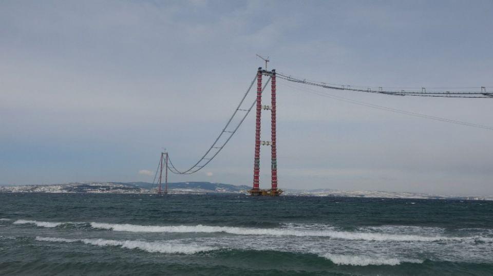 <p>Cumhurbaşkanı Recep Tayyip Erdoğan tarafından 18 Mart 2017’de temeli atılan ve Çanakkale’nin Lapseki ilçesine bağlı Şekerkaya ile Gelibolu’nun Sütlüce mevkii arasında yapımı süren 1915 Çanakkale Köprüsü’nün ayakları 16 Mayıs Cumartesi günü Cumhurbaşkanı Recep Tayyip Erdoğan’ın videokonferansla katıldığı törenle tamamlanmıştı. 32 bloktan oluşan köprünün ayak yüksekliği 318 metreye ulaşmıştı.</p>
<p> </p>