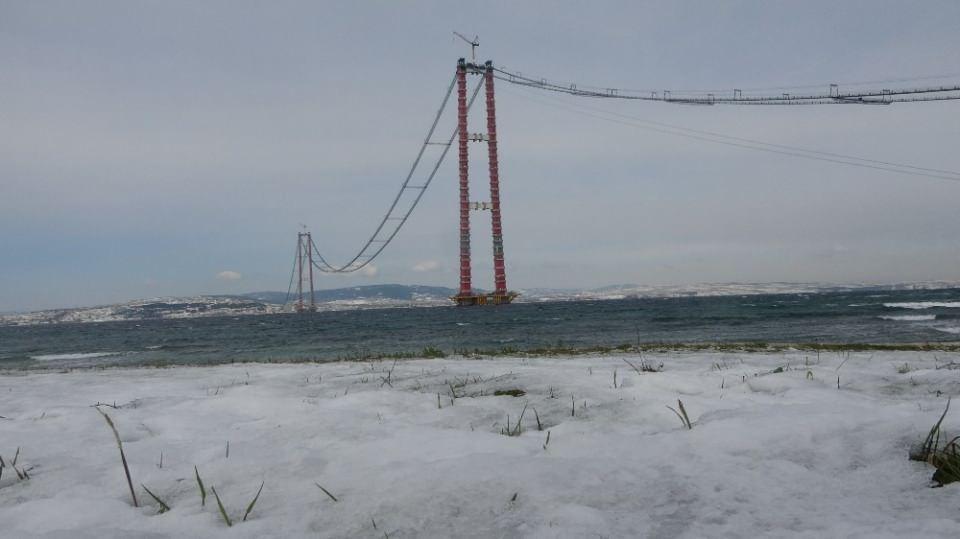 <p><strong>Köprüde Seyit Onbaşı tasviri yer alacak</strong><br />
<br />
18 Mart Çanakkale Deniz Zaferi’ni temsil eden köprü 32 bloktan oluşuyor. Kulelerin en ucunda ise Çanakkale Savaşlarının unutulmaz kahramanı Seyit Onbaşı’nın sırtlayarak namluya sürdüğü top mermisi tasviri yer alacak. 1915 Çanakkale Köprüsü’nün Cumhuriyet’in kuruluşunun 100’üncü yılını temsilen orta açıklığının 2023 metre olması planlanıyor. </p>
