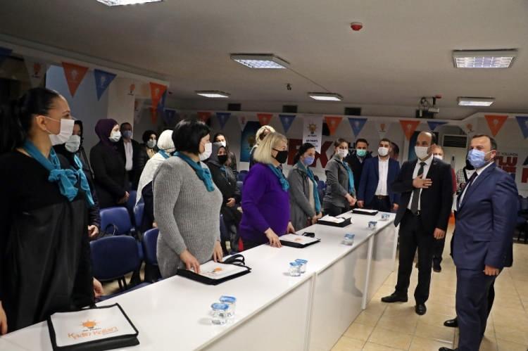 <p>Diğer yabancı uyruklu Türk vatandaşlarının AK Parti’yi seçmesinden çok mutlu olduğunu dile getiren Ksenia Selin Akkanat da, “Haberin ardından Türkiye’nin farklı il ve ilçelerinden mesajlar aldım. Kadınlar partiye nasıl üye olabileceklerini sordular. Ben kendimi köprü olarak hissediyorum. Partimize büyük bir ilgi var. Nasıl üye olacaklarını bilmiyorlardı, bende aracı oldum. Çok mutlu oldum. Bu ülke vatandaşı ile evliyim, zaten gönül vermişim. Şimdi daha aktif olarak çocuklarımız için daha güzel şeyler yapmak istiyoruz” ifadelerine yer verdi.</p>