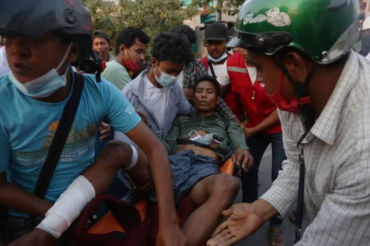 <p>Myanmar basını ise, Mandalay'daki protestolarda 2 kişinin öldürüldüğünü bildirdi. Yangon şehrinde ise en az 4 kişinin öldürüldüğü aktarıldı. BM, Myeik, Bago ve Pokokku şehirlerinde de ölümler bildirildiğini ifade etti.</p>
