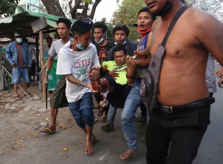 <p>Birleşmiş Milletler İnsan Hakları Ofisi tarafından yapılan açıklamada, Myanmar'da darbe karşıtı protestolarda polisin göstericilere ateş açması sonucu ülke çapında en az 18 kişinin öldürüldüğü bildirildi. Ofis, çıkan olaylarda ayrıca 30’dan fazla kişinin yaralandığını aktardı. Politikacı Kyaw Min Htike yaptığı açıklamada, ülkenin güneyindeki Dawei'de 3 kişinin hayatını kaybettiğini belirtti. </p>
