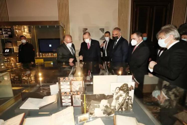 <p>Başkan Erdoğan müzeyi gezdi ve sergilenen eserlerle ilgili bilgiler aldı.</p>
