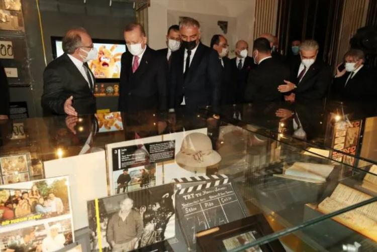 <p>Başkan Erdoğan ve Kültür ve Turizm Bakanı Mehmet Nuri Ersoy, müzedeki eserleri yakından incelediler.</p>

