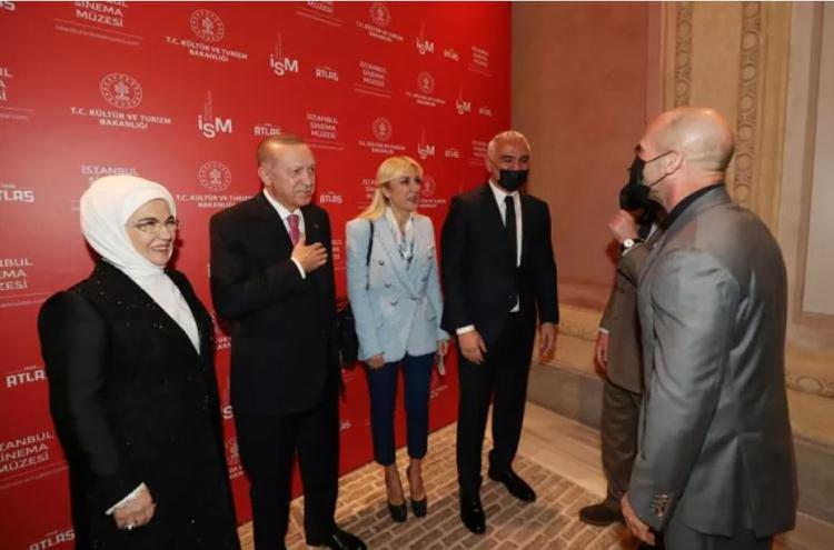 <p>Törene; film çalışmaları dolayısıyla bir süredir Türkiye'de olan dünyaca ünlü aktör Jason Statham da katıldı. Başkan Erdoğan, Jason Statham ile görüştü.</p>
