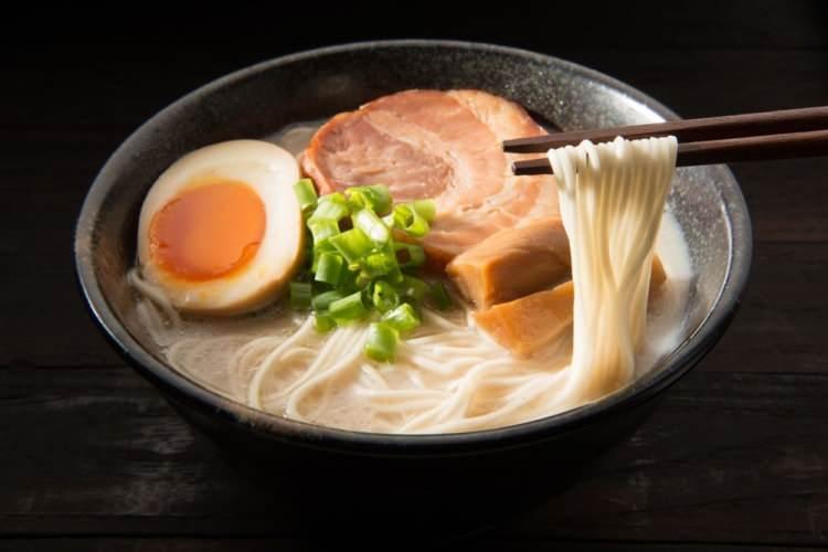 <p><strong>Tonkotsu ramen, Japonya</strong></p>
