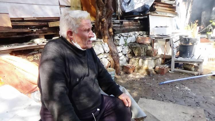 <p>Yokuşbaşı Mahallesi 1802 Sokak'ta bir otoparkın içerisinde bulunan barakada kalan 85 yaşındaki Mehmet Aylı tüpün gaz kaçağını çakmakla kontrol ederken yangın çıktı.</p>
