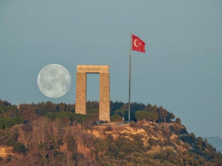 <p>Gönüllü turizm elçisi İsa Turan'ın Çanakkale Şehitlik Abidesi ile dolunayı aynı karede yansıttığı fotoğraflar büyük beğendi topladı. Şehitlik Abidesi, Türk bayrağı ve dolunayın bir araya geldiği an kartpostallık manzara oluşturdu.</p>
