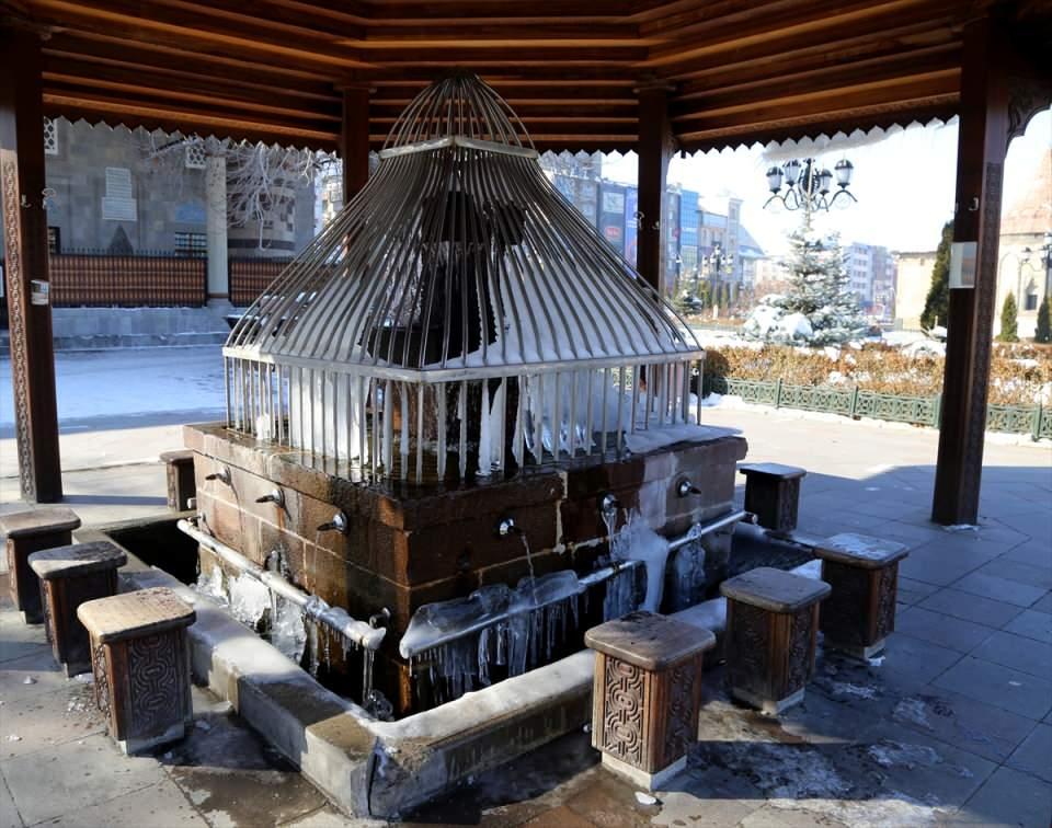 <p>Bir süre önce kar yağışıyla beyaza bürünen Erzurum'da soğuk hava nedeniyle bazı bina çatılarında buz sarkıtları oluştu, cami önlerindeki şadırvanlar buz tuttu.</p>

<p> </p>
