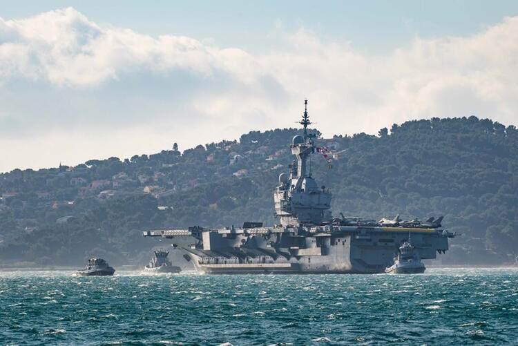 <p>UÇAK GEMİSİ YOLA ÇIKTI </p>

<p>2020 yazından bu yana Atina yönetiminin yanında saf tutan ve şimdiden Yunanistan'a 18 Rafale jeti satan Fransa ise, müttefikine destek ve Türkiye'ye gözdağı için Doğu Akdeniz'e uçak gemisi Charles de Gaulle'ü gönderiyor.</p>
