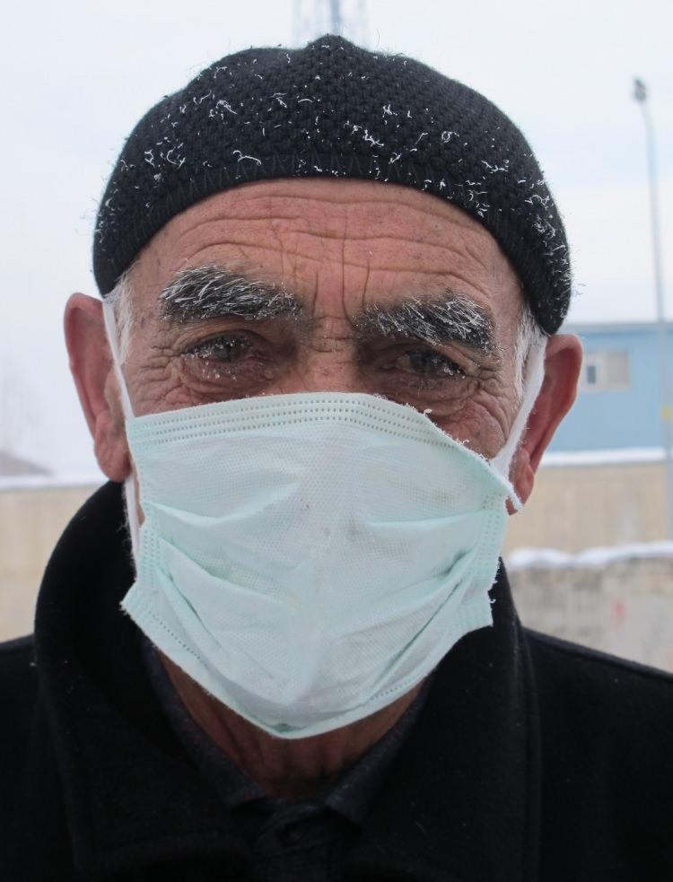 <p>Öte yandan sabah erken saatlerde işe giden bazı kişilerin ise kaş ve kirpikleri kırağı tuttu.</p>